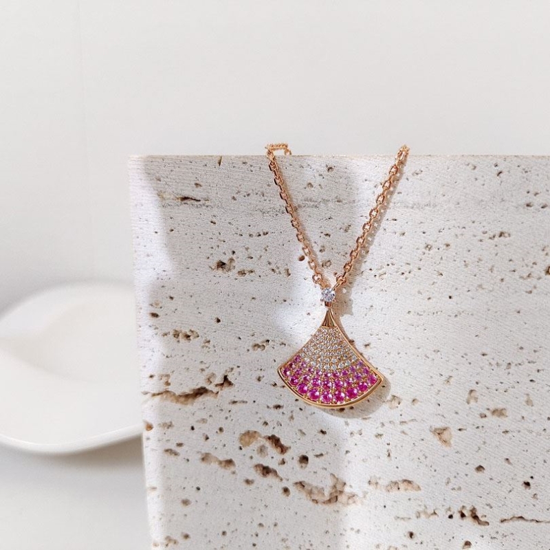 Bo*te*ga venenta necklaces